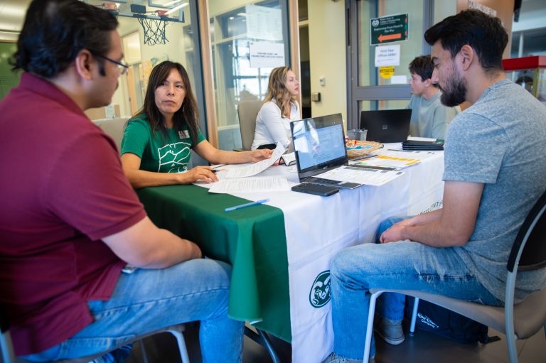 Engineering Success Center holds a drop-in session for students to review resumes and get job hunting advice