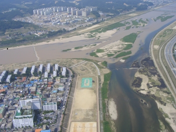 Turbid waters in Banbyeon Stream, inflow to Imha Dam